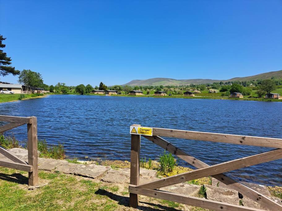 Diddly Squat Lodge With Hot Tub, Pendle View Holiday Park Clitheroe Zewnętrze zdjęcie