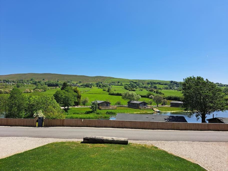 Diddly Squat Lodge With Hot Tub, Pendle View Holiday Park Clitheroe Zewnętrze zdjęcie