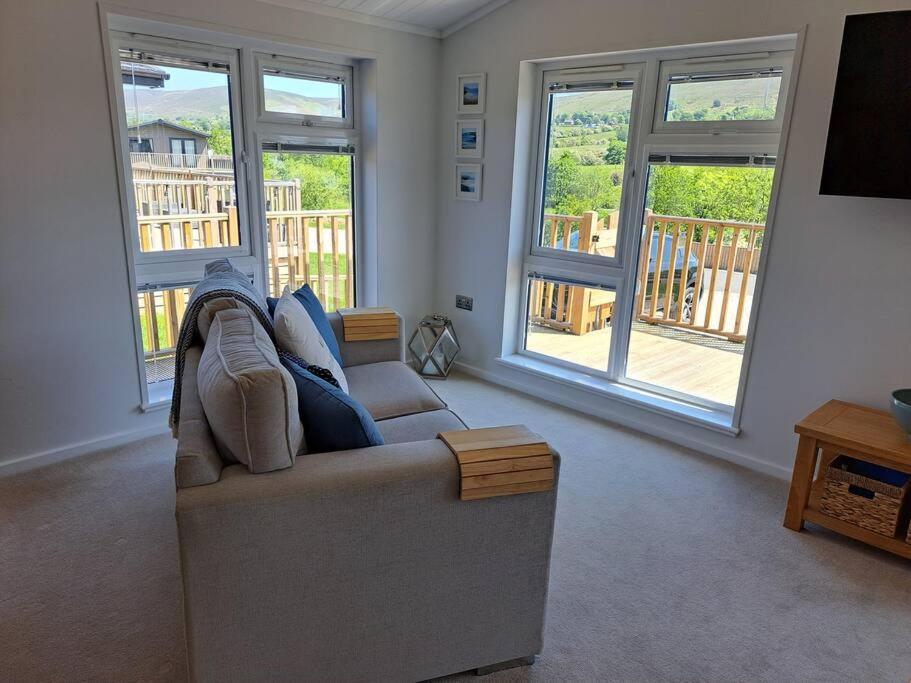 Diddly Squat Lodge With Hot Tub, Pendle View Holiday Park Clitheroe Zewnętrze zdjęcie