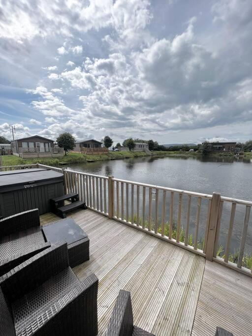 Diddly Squat Lodge With Hot Tub, Pendle View Holiday Park Clitheroe Zewnętrze zdjęcie